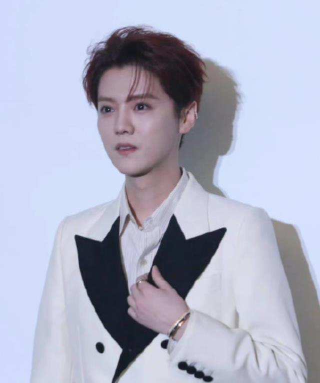 鹿晗|搜狐娱乐镜头下的鹿晗发福双下巴,粉丝怒指某媒体恶意搞小动作!