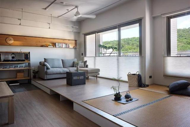 客厅不放沙发，砌个地台不落灰，内里掏空还能做收纳，太实用了