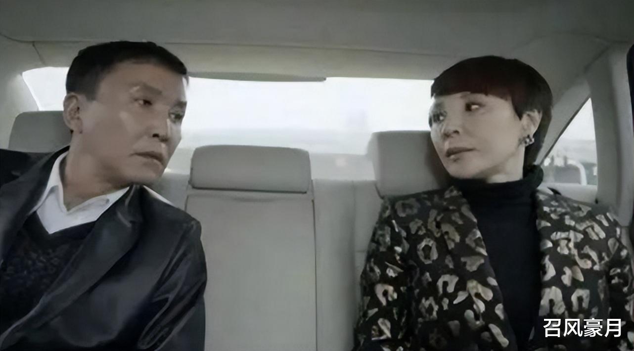 吴刚|吴刚坐300万豪车下班，红光满面，妻子罕见化浓妆