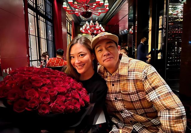 应采儿|应采儿平安夜晒母子三人合影 坐圣诞树旁笑容满面