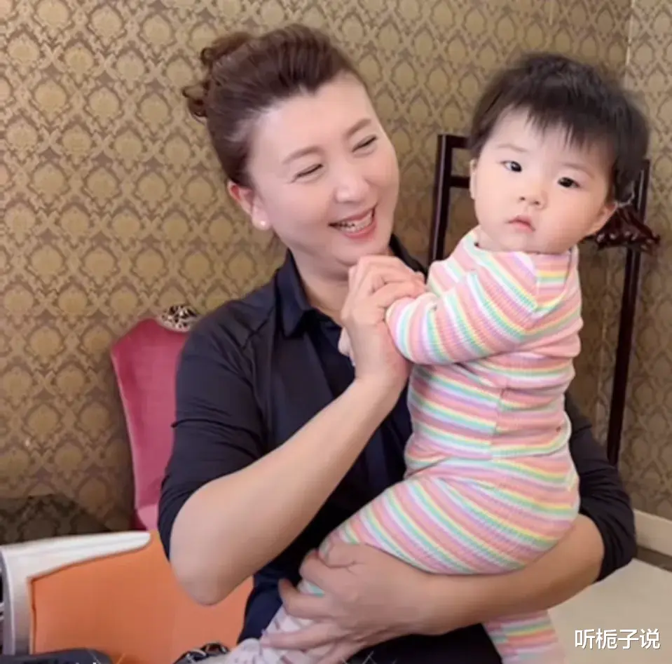 闫学晶|50岁闫学晶近照曝光，保养很好，看起来像30岁，怀里的孩子最吸睛