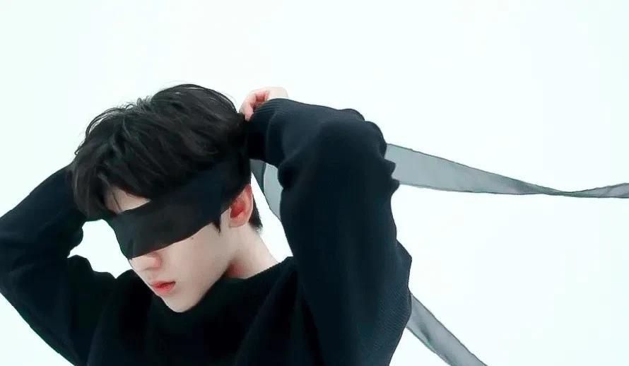 王一博|全明星“蒙眼”造型,王一博成毅仙气飘飘,任嘉伦朱一龙太性感