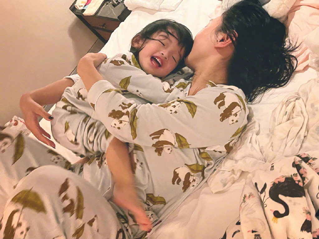 何雯娜|太幸福！奥运冠军何雯娜怀抱女儿睡觉甘当“肉垫”，有爱互动萌出天际