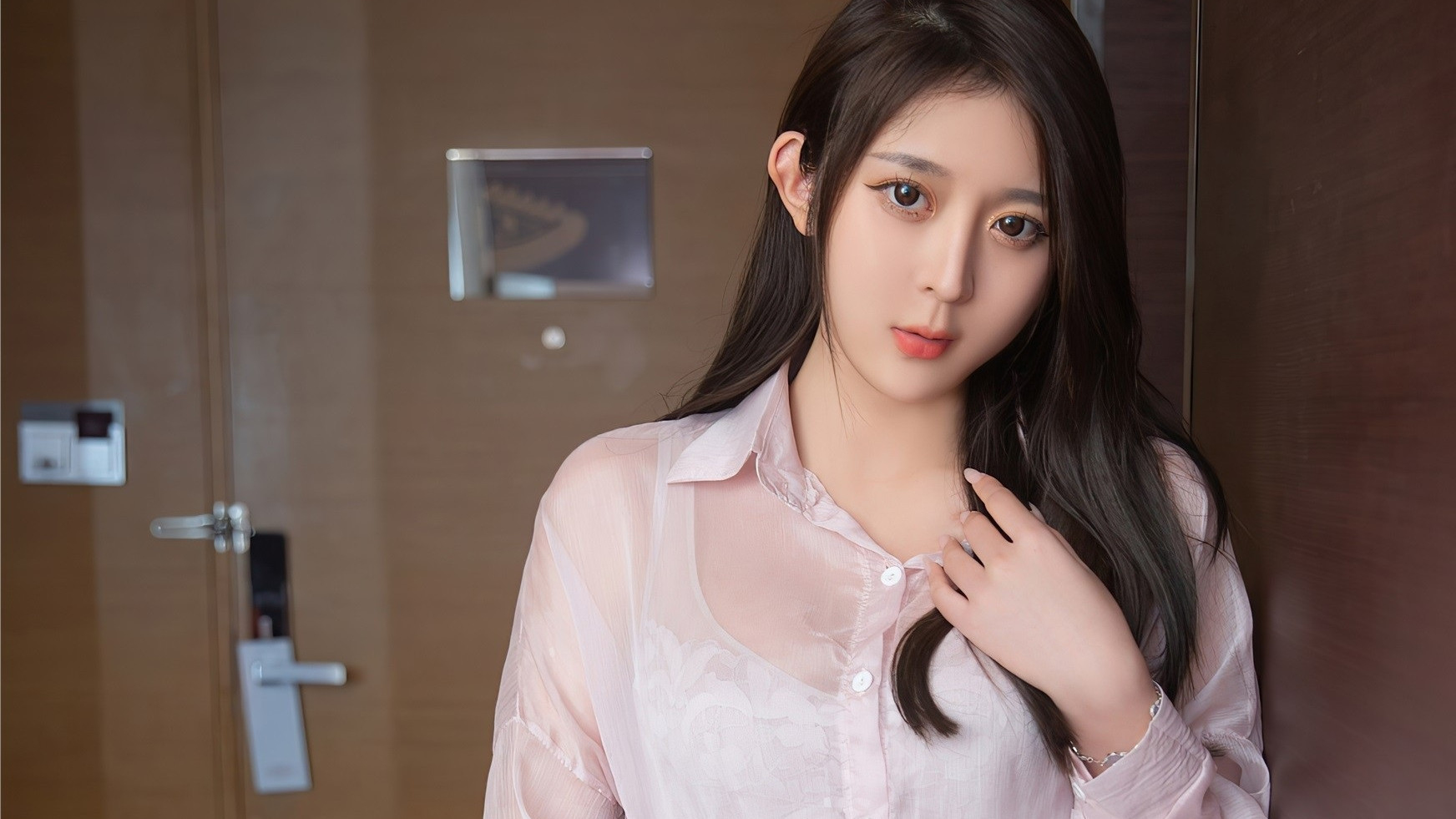 衬衫|藕粉色衬衫搭黑色半身裙简约又不失个性，让你在职场中轻松出彩