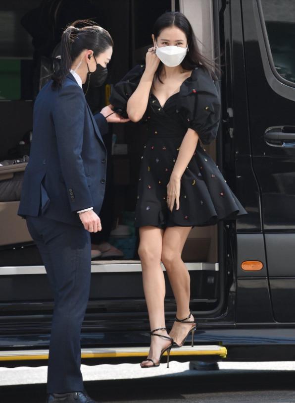 孙艺珍|40岁孙艺珍官宣婚讯后现身,穿着清凉身材纤瘦,钻戒耳环格外显眼