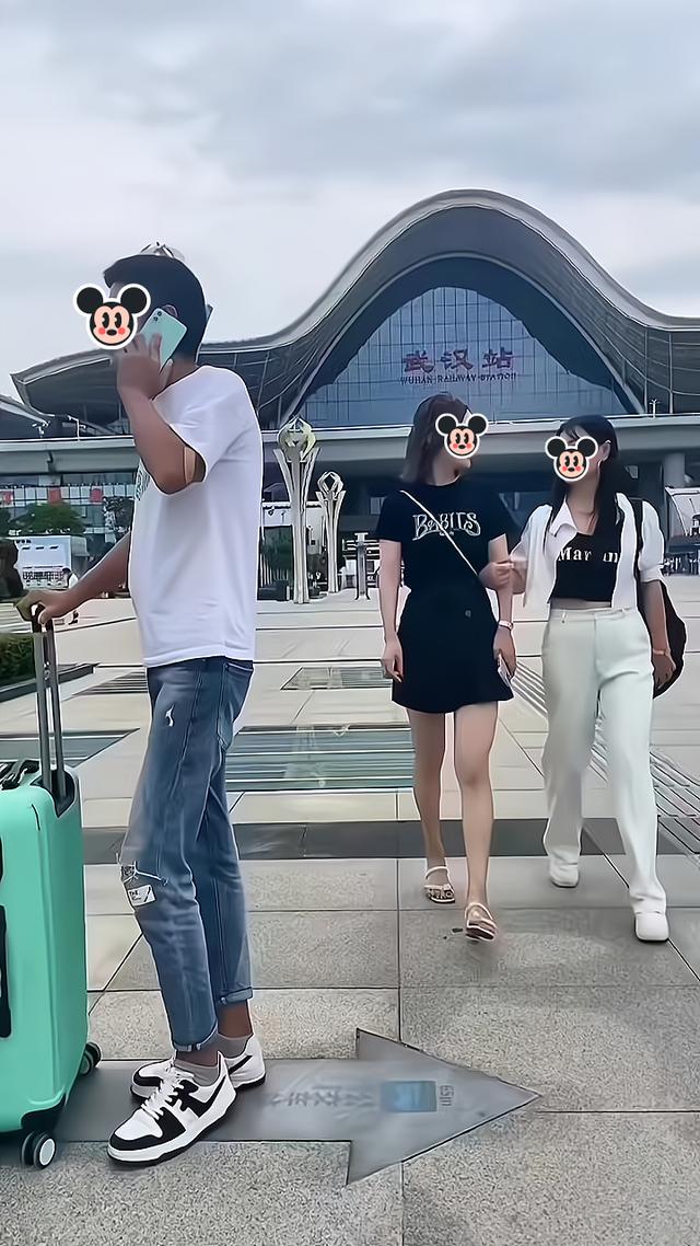 女子和闺蜜从车站出来,闺蜜拍了男子的臀部后就逃跑,让她被误会