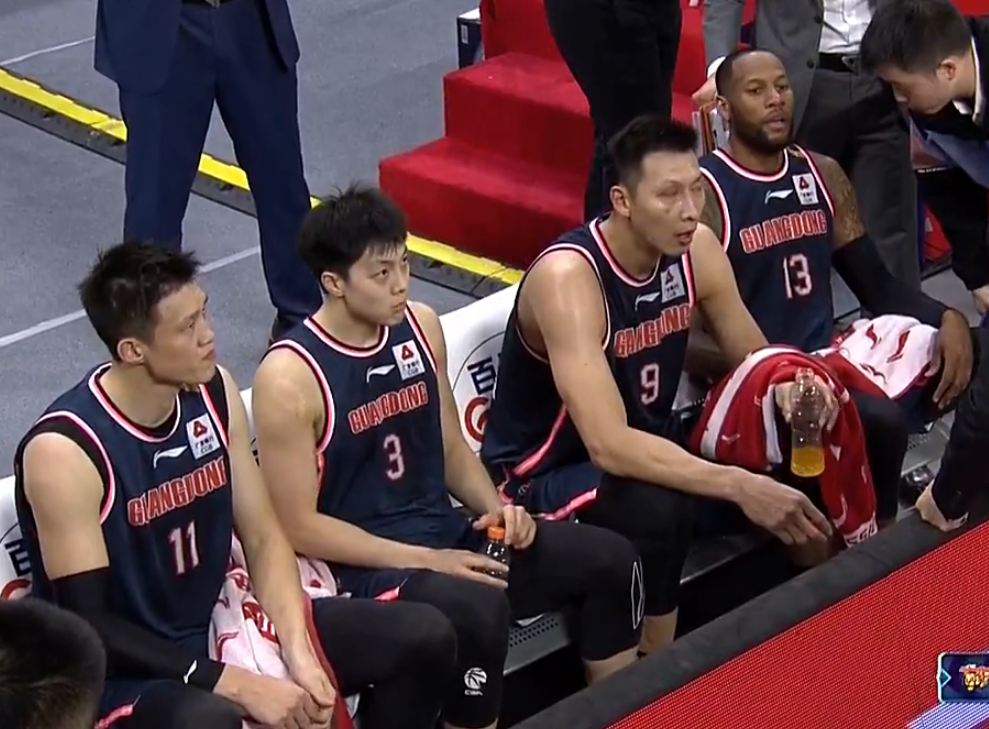 胡明轩|火力全开！徐杰、胡明轩单节合计6次犯规，杜锋在裁判面前转圈圈