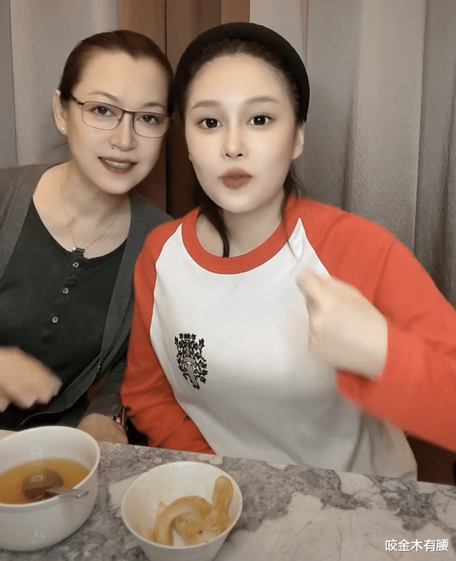 马丽娟|马丽娟与女儿球球同框直播,身材暴瘦后气质突显,网友:像姐妹花