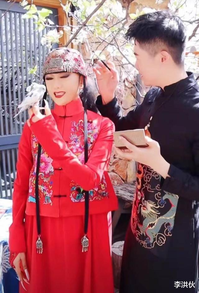 杨丽萍|杨丽萍经纪人称错过失联飞机,官方出面澄清后,被网友怒骂博眼球