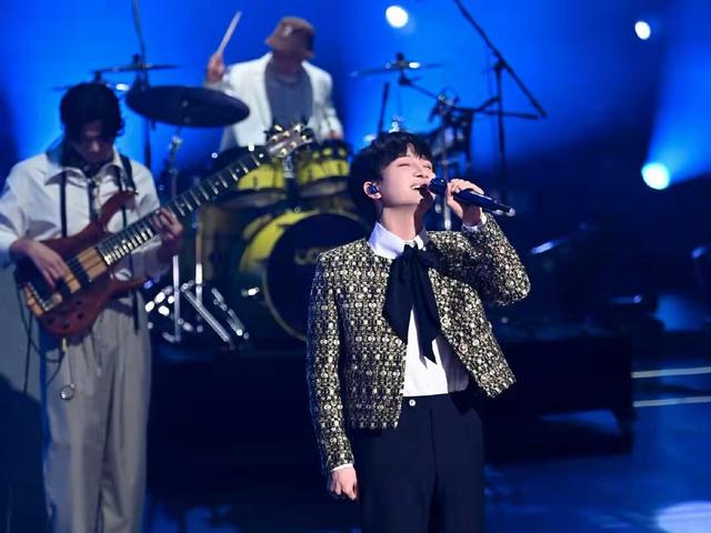 周深|挑战自我，享受舞台，实力唱将周深的人生之路，越来越精彩