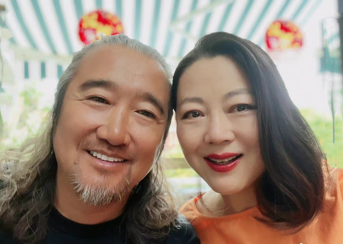 王茜华|51岁戏骨王茜华婚姻引猜测，称一个人也安逸，和二婚老公久未同框