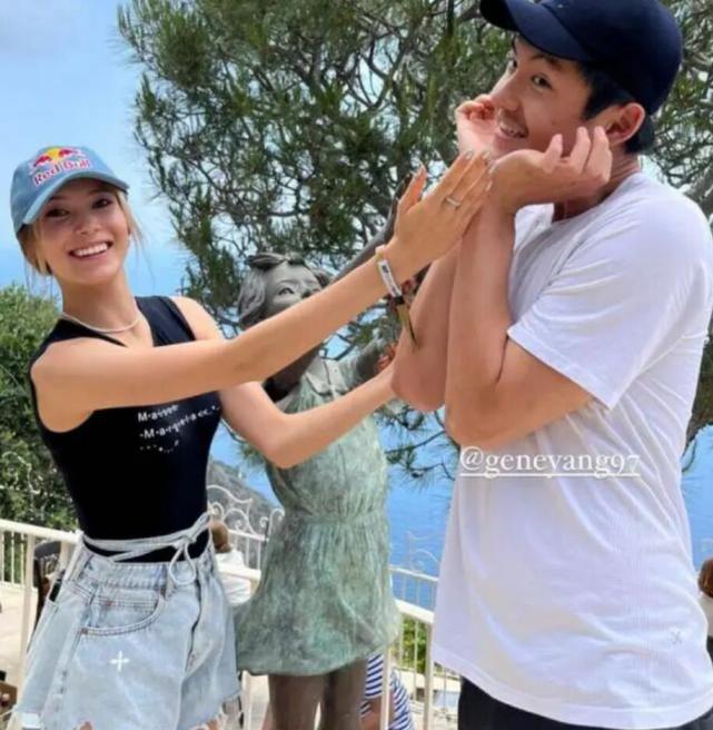 谷爱凌|豪放！谷爱凌玩疯了，左右手各搂1男生，与金发小伙拍情侣照