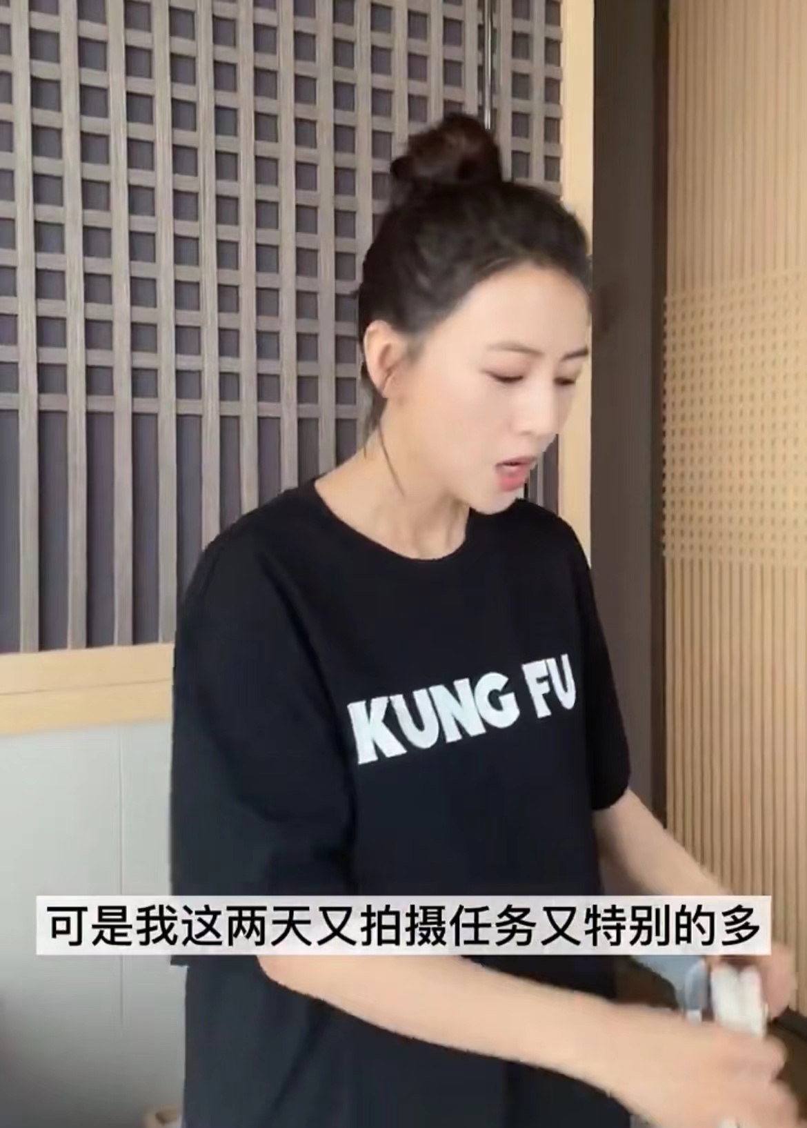 高圆圆|高圆圆出差工作忙碌，捂胸叹气略显疲惫，公开行李箱刷新消费认知