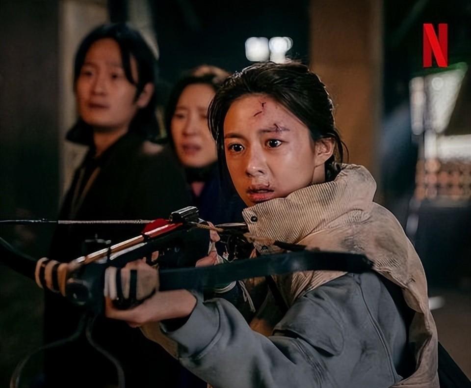 李艺彤|不愧是南韩整容模板女星，人群里一眼惊艳的美貌