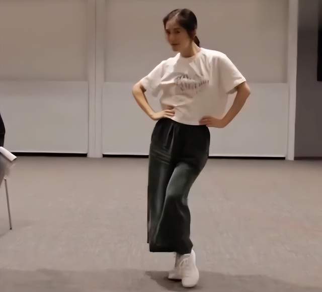 谢娜|谢娜文章排练话剧意外摔跤!紧搂对方脖子大笑,文章脸部浮肿明显