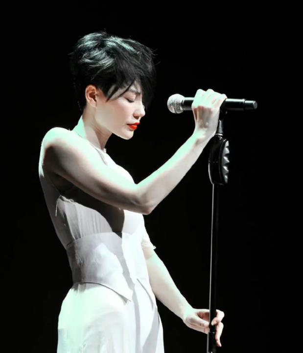 王菲|王菲两字点评窦靖童时装周造型，网友爆笑，直呼：太王菲了！