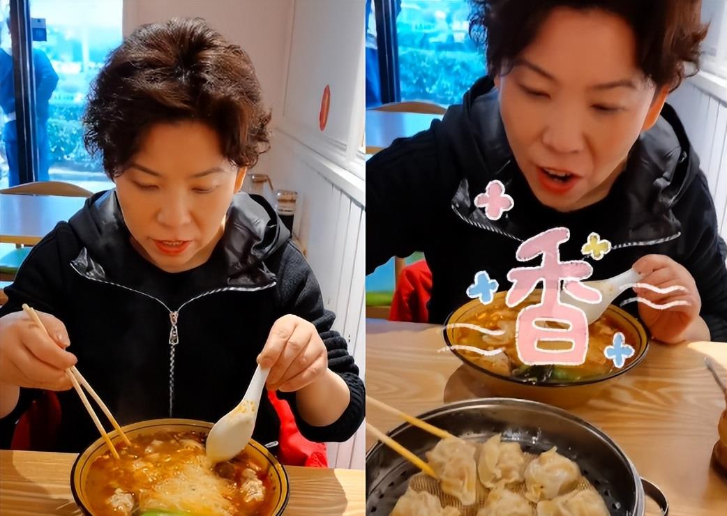 邓亚萍|49岁邓亚萍和老乡打乒乓球！被打到跳出画面，周围站满观众场面大