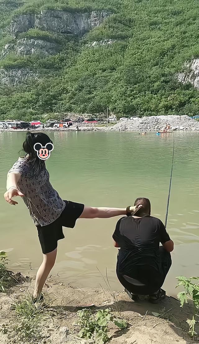 一男子瞒着妻子去钓鱼,妻子发现后把他踹下水:再不知上进就离婚