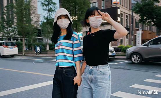 赵丽颖|赵丽颖瘦得体态都变了，穿卫衣坐高铁回横店拍戏，撑不起衣服好单薄