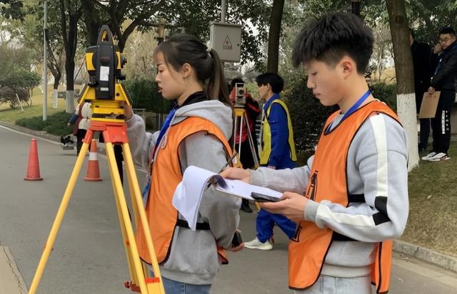 土木工程|土木工程专业最牛简历走红,一人考下10个证书,堪称专科生的楷模