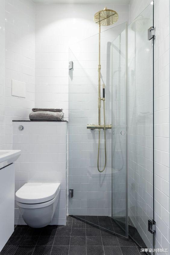 不到6㎡的卫生间,搭配瓷砖务必遵循“墙浅地深”口诀,提亮不显压抑