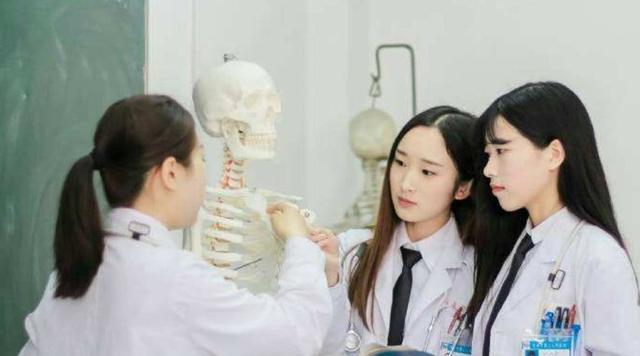 眼科医生神似“肖战”,粉丝看完不淡定了,好像突然眼睛有点问题
