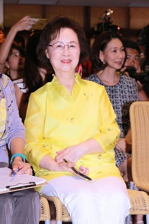 跑步 看了84岁琼瑶阿姨的穿搭，才懂：奶奶辈，优雅气质比扮嫩更迷人