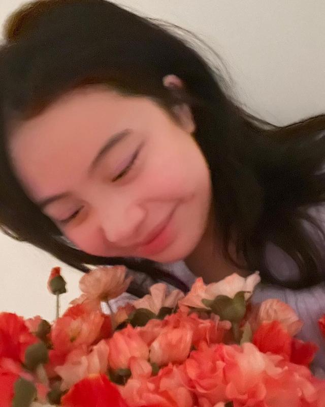 刘秀桦|甘比14岁大女儿刘秀桦晒照，手捧鲜花眉清目秀，笑起来蛮甜的