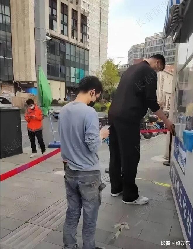 姚明|姚明检测核酸被网友偶遇,单手插兜身材发福,怒斥偷拍者引热议