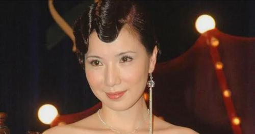 王晶|关秀媚：痴恋王晶8年未果，与小7岁男友相爱同居18年未领证