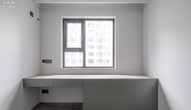 窗前不浪费，一半书桌一半落地柜，1不到，功能性却多好几倍！