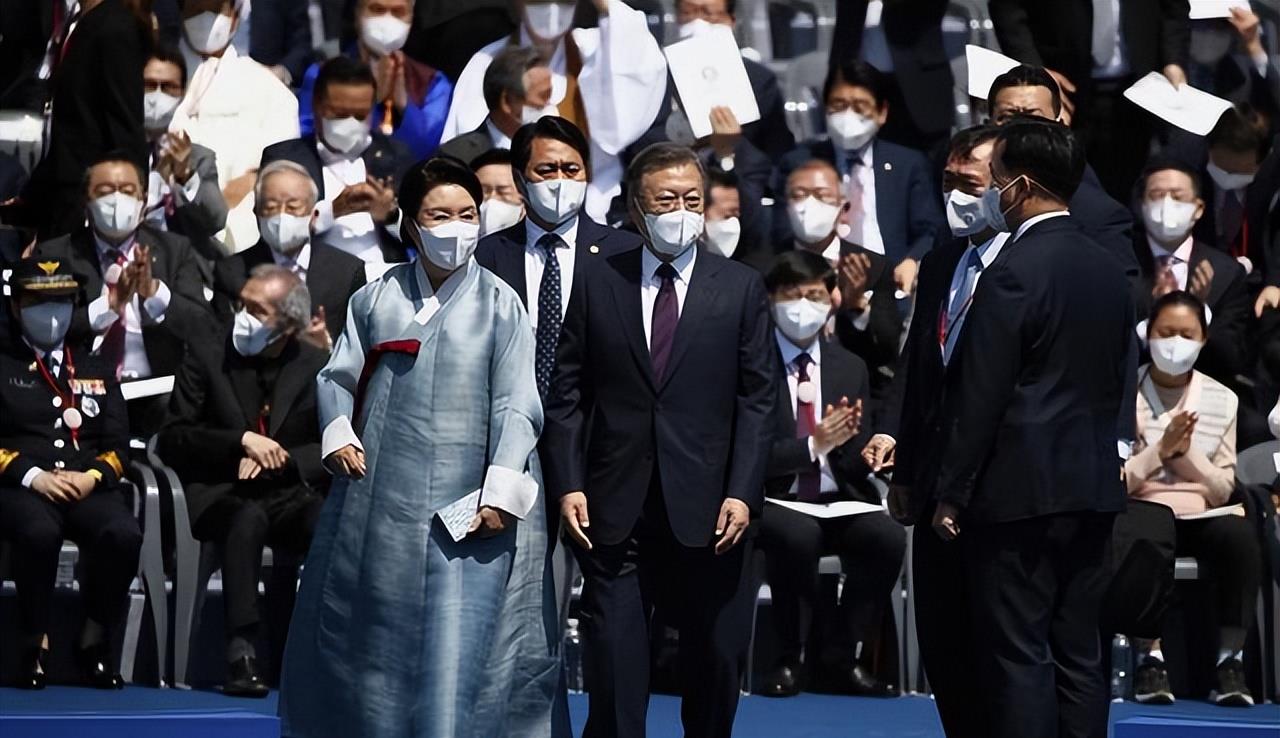 姐姐 韩国新第一夫人正式亮相！留法式刘海打扮韩范，与整容前差别太大