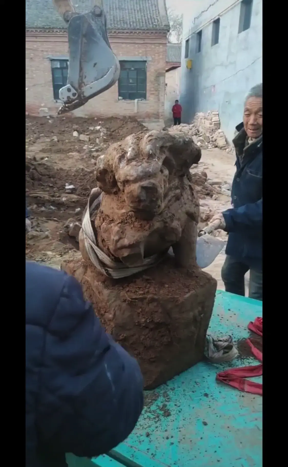 牧风芳华 男子建房挖出块大石头,网友:镇宅石兽