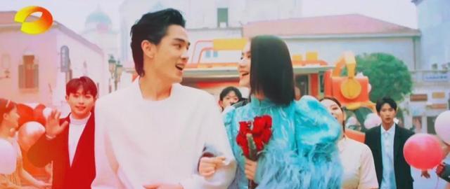 春晚|明星卫视春晚彻底放飞，腾格尔尬舞再现神曲，张艺兴全场乱串