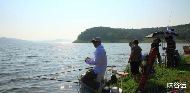 江苏省|江苏一男子野钓大丰收,在马路上如此处理鱼获,引来众人纷纷点赞