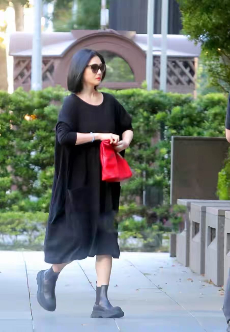 大S|大S离婚后首现身！穿低领衣模样大变笑容勉强，脸小身材却太壮了