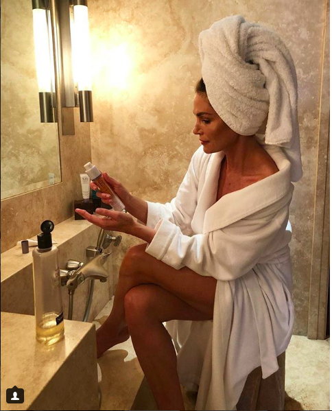 贝克汉姆一家都要靠边站，时尚圈第一家庭52岁超模妈妈抗老有偏方