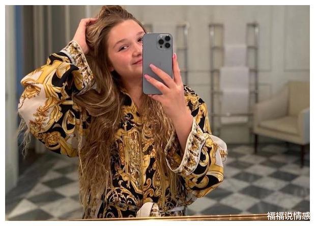 高圆圆|11岁小七穿贝嫂睡衣，妩媚自拍遮脸显瘦！五官早熟，小贝太溺爱