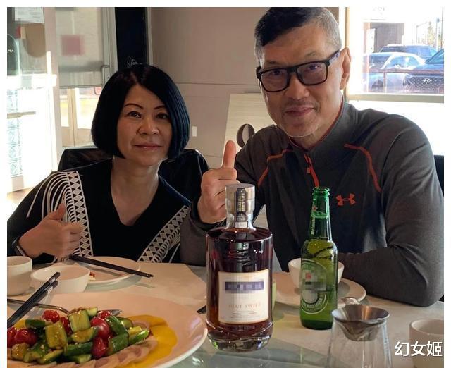 周比利|63岁周比利现身加拿大,中餐馆喝洋酒吃凉拌黄瓜,曾一脚踢飞吴京