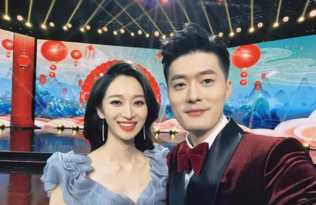 春晚|生娃不到一月恢复好身材,王治郅娇妻不愧为北大才女,还主持春晚