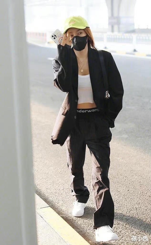 秦岚|“秦岚”的衣品开挂了，穿皮衣配连衣裙秀大长腿，真不是18岁吗？