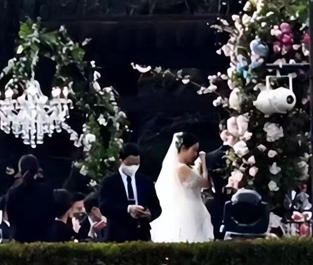 孙艺珍|孙艺珍单人婚纱照曝光,对镜甜笑幸福感满满,定制婚纱高达六位数