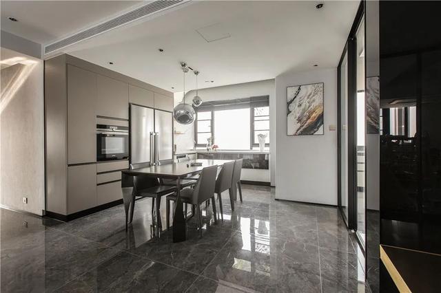 177㎡现代艺术宅,玻璃隔墙通透大气,电视墙的隐形门也很高级