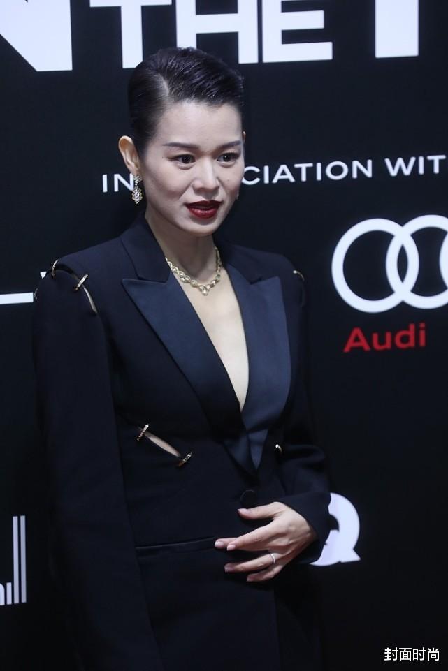 教练 短发的胡杏儿美出新高度，西装拼接褶皱边，裙裤腿根镂空挺大胆