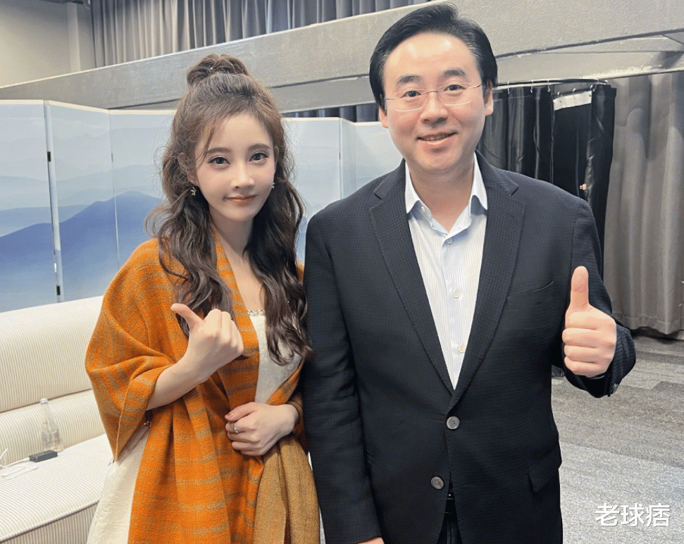 sbs|冯提莫获陈睿亲自颁奖,后台合影默契十足,获年度总冠军未来可期