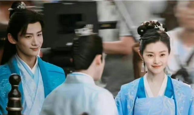 屈楚萧|好抓马的现实!卿卿日常男女主恋情曝光,田曦薇屈楚萧常去酒店?