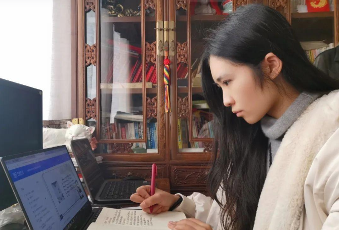 离婚吧! 河南女教师上网课被家暴, 全程被学生看到, 岂能以忍让告终