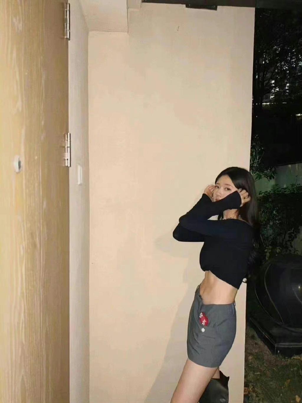 赵露思|赵露思性感照曝光，清纯呆萌甜妹变美艳辣妹，露腹肌，身材火辣