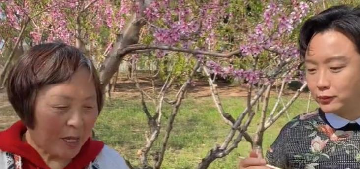 李玉刚|李玉刚妈妈罕露面!站树下吃串接地气,李玉刚端一大盆黄瓜馋肉吃