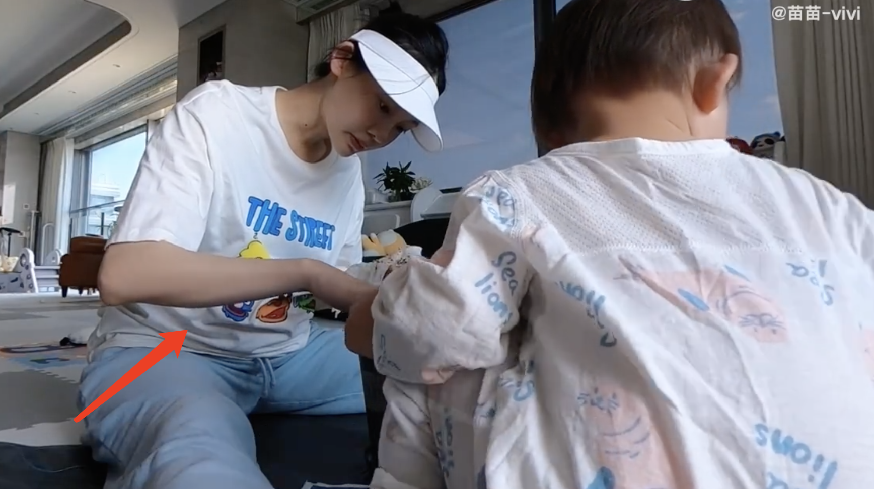 苗苗|苗苗罕晒女儿清秀侧颜，隔离期间种蔬菜，用童子尿当肥料好接地气